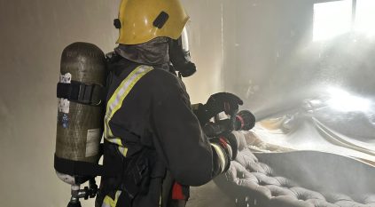 الدفاع المدني يخلي 3 أشخاص بعد حريق في الرياض