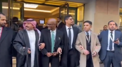 شاهد.. سعوديون وأجانب يؤدون العرضة السعودية من أمام مقر اجتماع إكسبو