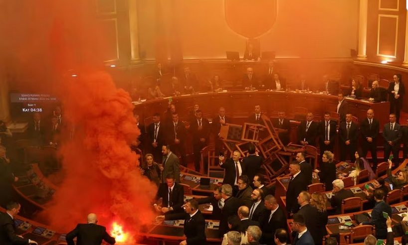 لحظة إلقاء نائب المعارضة قنبلة دخان داخل قاعة البرلمان في ألبانيا