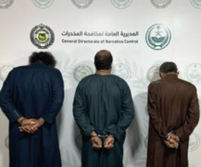 القبض على 3 أشخاص لترويجهم الحشيش والإمفيتامين المخدر بتبوك