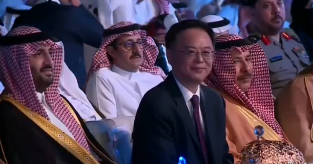 طالبات سعوديات يتحدثن الصينية بطلاقة بمنتدى جازان وسفير الصين في ذهول