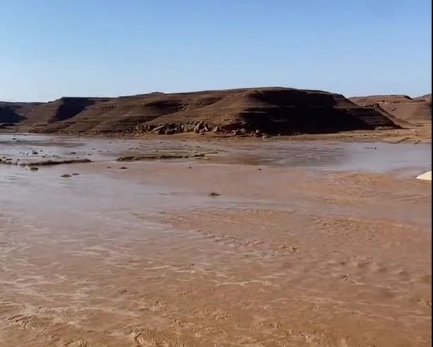 لقطات لجريان سيول الوادي الأخضر أكبر أودية تبوك