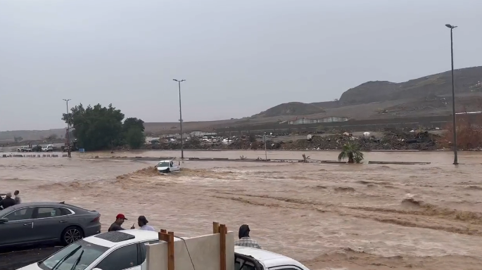 لقطات لجريان السيول على طريق مكة القديم