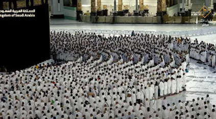 صلاة المغرب من المسجد الحرام تحت زخات المطر