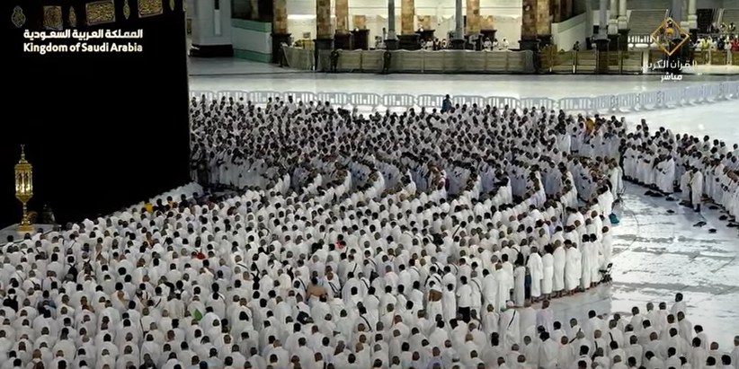 صلاة المغرب من المسجد الحرام تحت زخات المطر