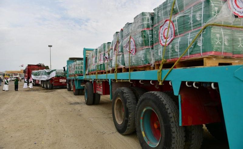 القوافل الإغاثية السعودية تدخل معبر رفح في طريقها لغزة