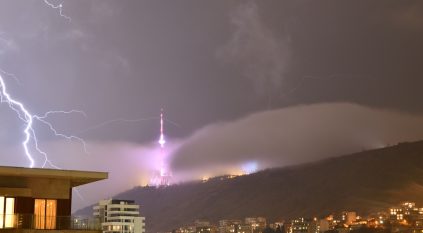 السفارة في جورجيا تحذر المواطنين: عواصف بحرية وانهيارات ثلجية