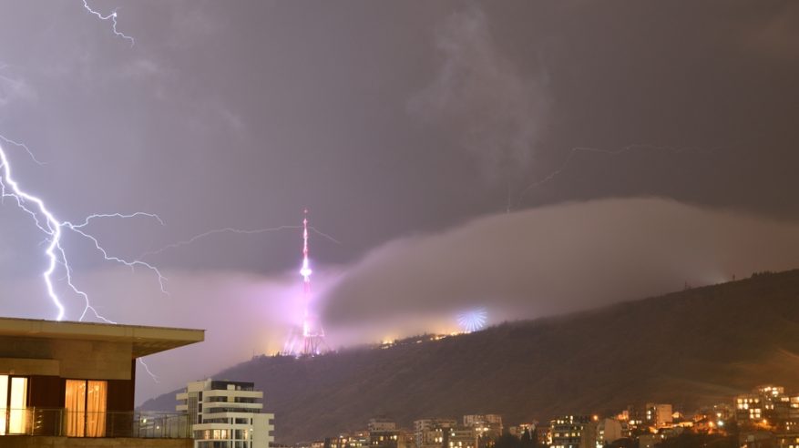 السفارة في جورجيا تحذر المواطنين: عواصف بحرية وانهيارات ثلجية