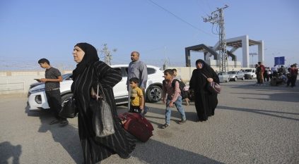 لحظة مغادرة أول مجموعة من حاملي الجنسيات المزدوجة عبر معبر رفح