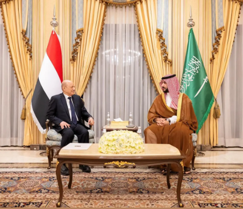 خالد بن سلمان يبحث مع المجلس الرئاسي خارطة الطريق لحل سياسي شامل باليمن