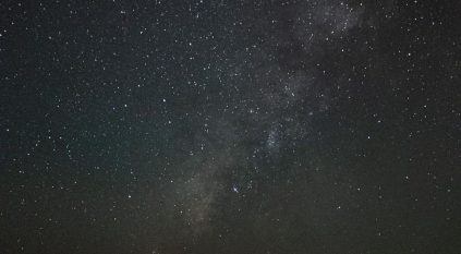 سماء السعودية تشهد ذروة شهب التوأميات لعام 2025