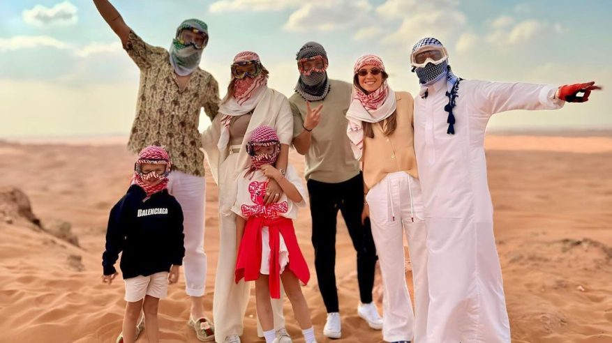 شاهد .. روبن نيفيز يستمتع بعطلته مع عائلته في إحدى الصحاري السعودية