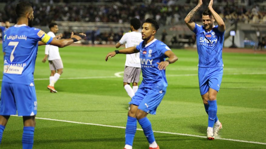 الهلال يتفوق على الطائي بثنائية في الشوط الأول