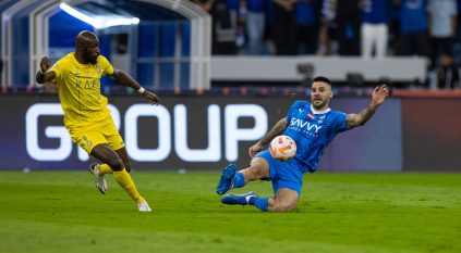 بعد إهدار فرص كثيرة .. لا أهداف بالشوط الأول بين الهلال والنصر