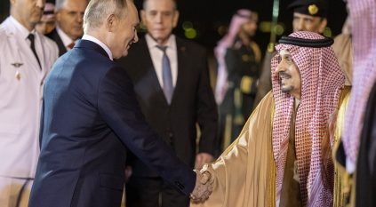 بوتين يصل إلى الرياض وفي مقدمة مستقبليه أمير المنطقة