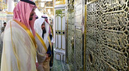 سلمان بن سلطان يزور المسجد النبوي ويصلي في الروضة الشريفة