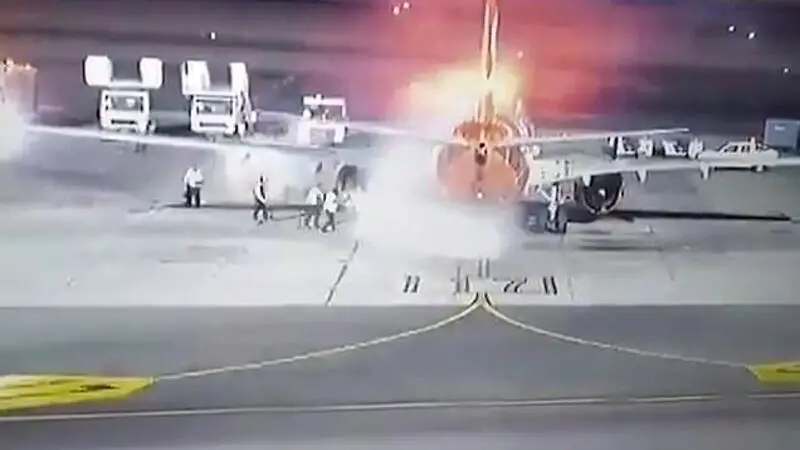 لحظة هبوط اضطراري لطائرة روسية بعد حريق مخيف