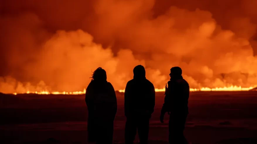 لحظة إنقاذ سائح تائه بالقرب من ثوران بركان أيسلندا