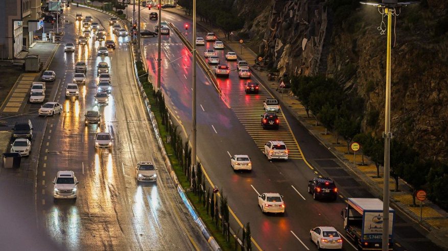 أمطار ورياح شديدة على الباحة حتى المساء 