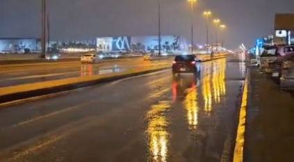 أمطار متفرقة على الرياض وتوقع استمرار الحالة مع صواعق
