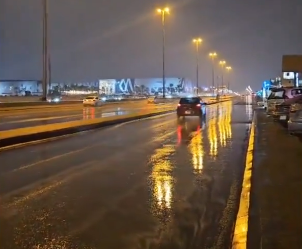 أمطار متفرقة على الرياض وتوقع استمرار الحالة مع صواعق