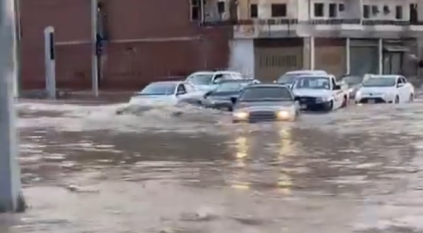 بالفيديو.. أمطار غزيرة على ينبع وتجمعات للمياه في الشوارع