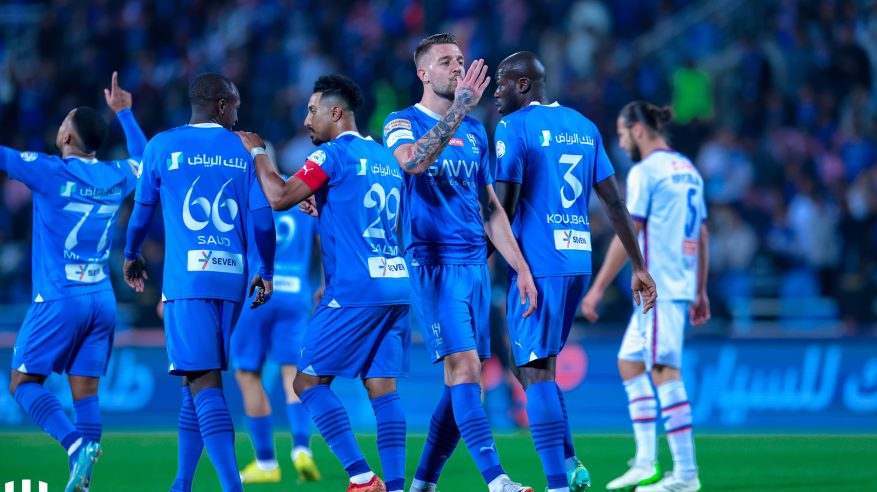 الهلال يتقدم على أبها بثنائية سافيتش وميتروفيتش