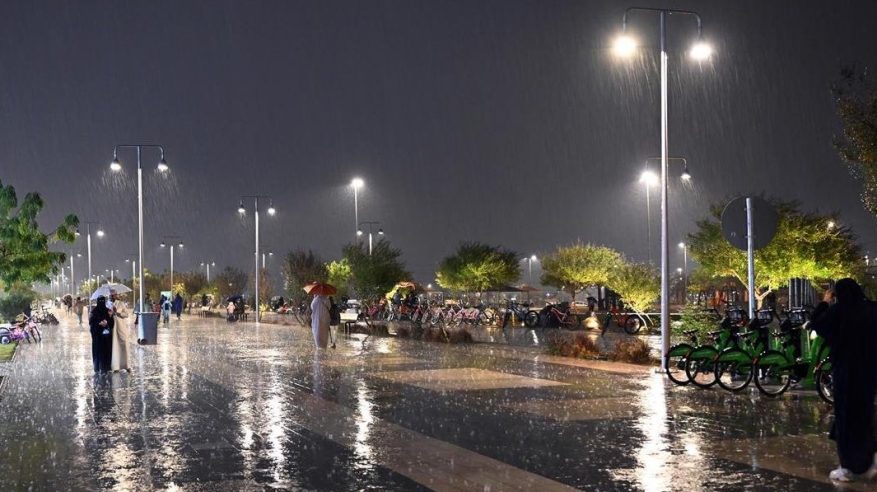 أمطار وبرد وسيول على منطقة المدينة المنورة حتى الـ 11 مساء 