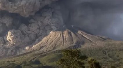 ارتفاع حصيلة ضحايا ثوران بركان ميرابي إلى 22 شخصًا بإندونيسيا