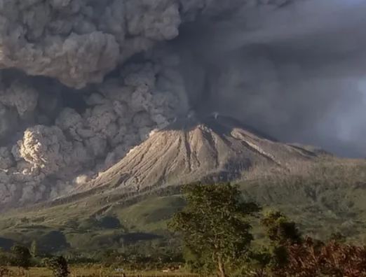 بالفيديو.. 11 قتيلاً على الأقل جراء ثوران بركان في إندونيسيا