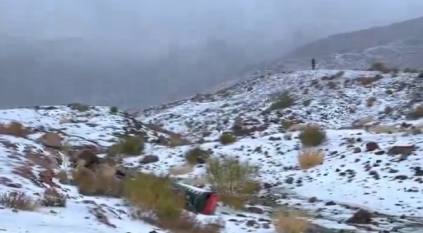 بالفيديو.. الثلوج تكسو جبال اللوز بحلة بيضاء