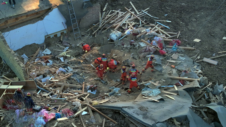 لحظة وقوع أعنف زلزال يضرب الصين منذ سنوات وسقوط 127 قتيلًا