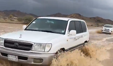 بالفيديو.. جريان وتدفق السيول شمال ينبع النخل