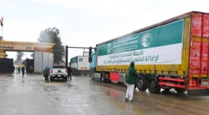 قوافل إغاثية سعودية تعبر منفذ رفح متوجهة إلى قطاع غزة