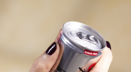 كوكا كولا تسحب آلاف المنتجات من الأسواق الأمريكية بسبب مواد غريبة