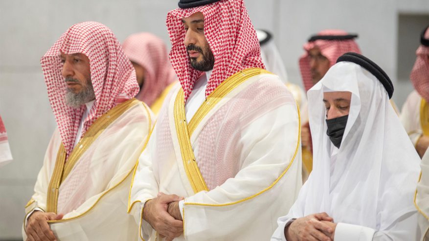 محمد بن سلمان يؤدي صلاة الميت على الأمير ممدوح بن عبدالعزيز بالمسجد الحرام