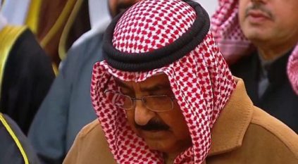 أمير الكويت وجموع المصلين يؤدون صلاة الجنازة على الشيخ نواف الأحمد