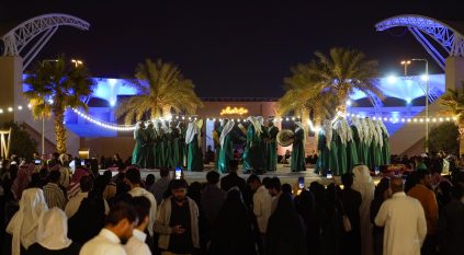 سوق الأولين في موسم الرياض يعرض البضائع التراثية والحديثة