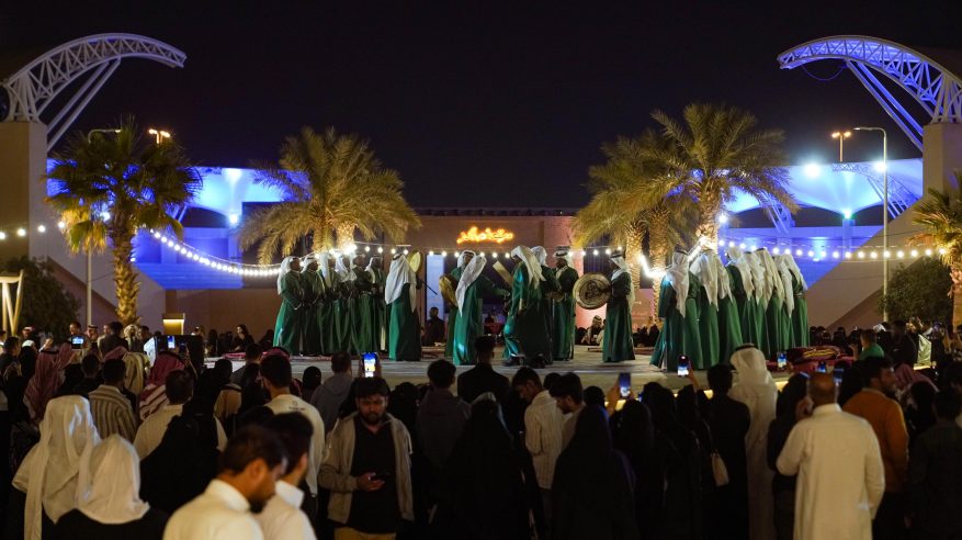 سوق الأولين في موسم الرياض يعرض البضائع التراثية والحديثة