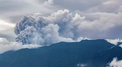 لحظة انفجار بركان ميرابي في إندونيسيا