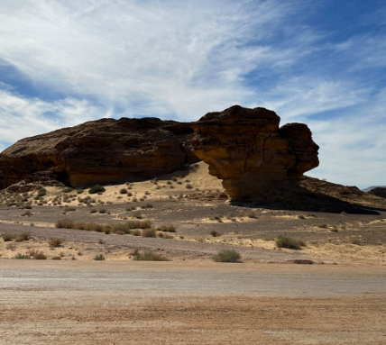 صخرة الوجه⁩ بالعلا منحوتة شبيهة بالإنسان وسط الرمال