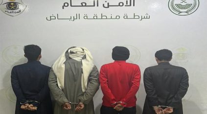 ضبط 4 أشخاص لسرقة محتويات حافلة متوقفة بالرياض