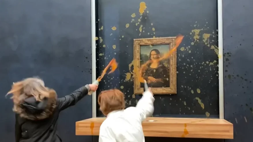 لحظة رشق لوحة الموناليزا بالحساء في متحف اللوفر