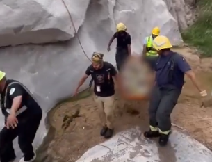 جهود مدني مكة لإنقاذ شخص سقط من مرتفع جبلي وعر