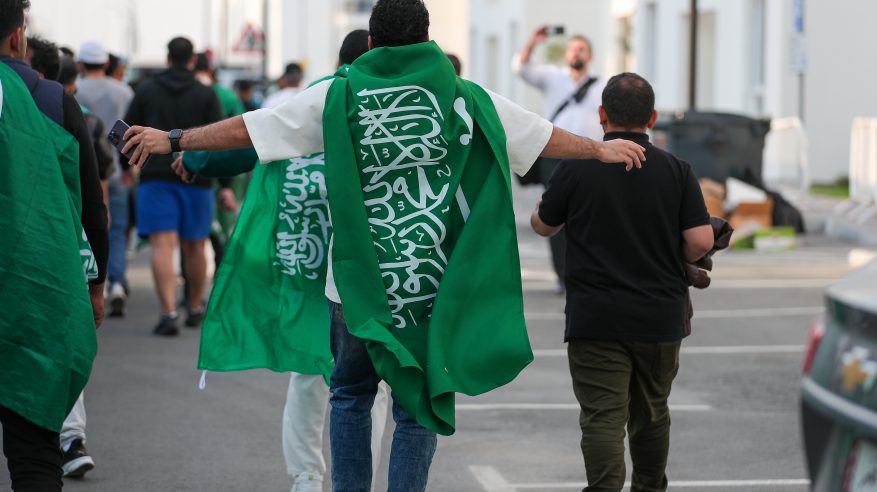 لقطات منوعة من وصول مسيرة الجماهير السعودية لـ ملعب مباراة عمان