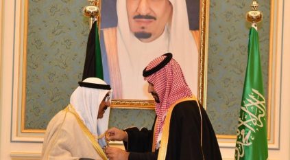 نيابة عن الملك سلمان.. ولي العهد يقلد أمير الكويت قلادة الملك عبدالعزيز