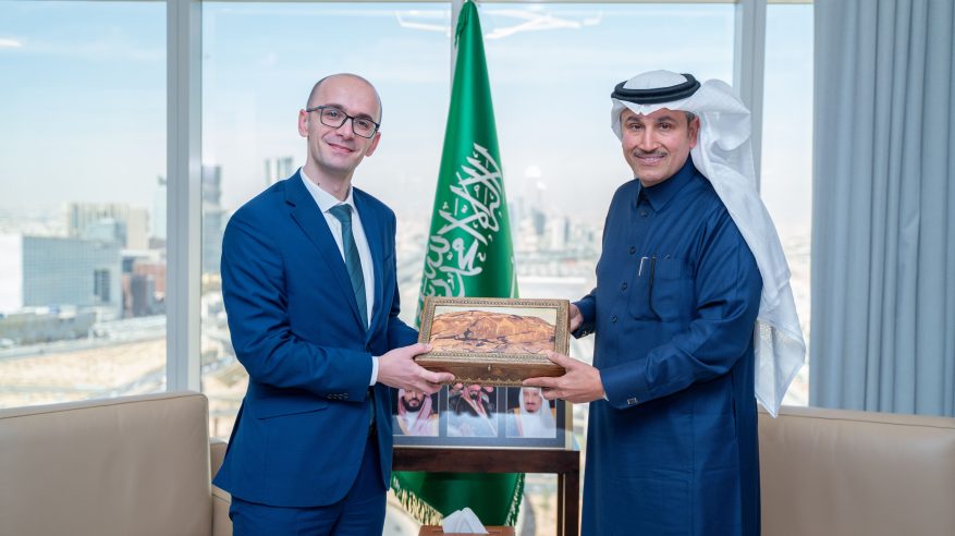 وزير النقل والخدمات اللوجستية يبحث العلاقات الثنائية مع نائب وزير خارجية كوسوفا