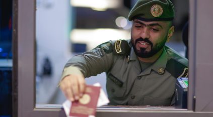 جانب من جاهزية الجوازات لخدمة المسافرين إلى قطر عبر منفذ سلوى