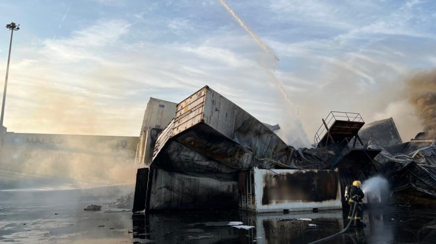 صور لإخماد حريق حاويات ميناء الملك عبدالعزيز كليًا