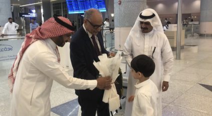 بعد غربة 50 عامًا.. لقاء مؤثر بين أستاذ جامعة سعودي وعائلته